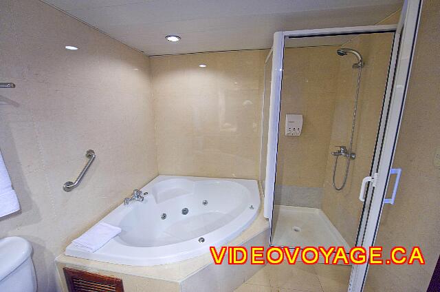 Republique Dominicaine Punta Cana Barcelo Dominican The whirlpool bath and shower.