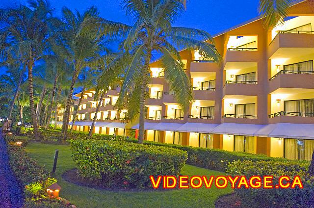 Republique Dominicaine Punta Cana Barcelo Dominican El mismo edificio por la noche.