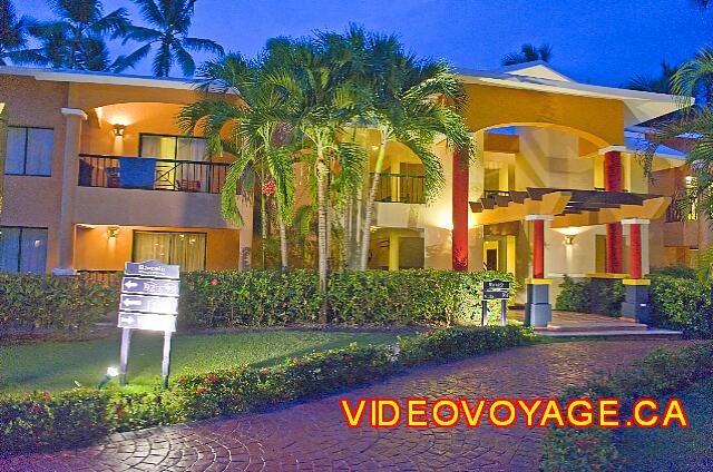 Republique Dominicaine Punta Cana Barcelo Dominican Iluminación que puso en valor la arquitectura de los edificios.