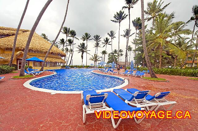 Republique Dominicaine Punta Cana Barcelo Dominican Beaucoup d'espace autour de la piscine, mais une piscine peu populaire.