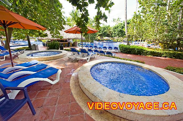 Republique Dominicaine Punta Cana Barcelo Dominican Des jacuzzi sur la terrasse de la piscine principale.