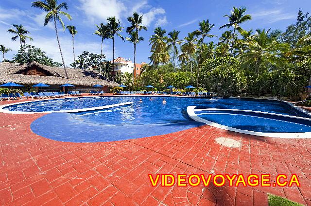 Republique Dominicaine Punta Cana Barcelo Dominican Avec une grande terrasse autour de la piscine.