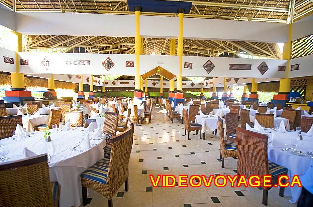 Republique Dominicaine Punta Cana Barcelo Dominican Le restaurant buffet principal Palmasol est situé à proximité du Lobby.  Un restaurant non climatisé offrant un bon choix de plats.