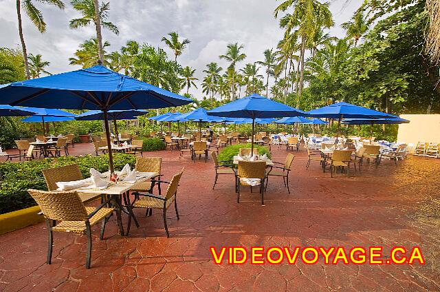 Republique Dominicaine Punta Cana Barcelo Dominican La belle terrasse extérieur du restaurant buffet palmasol.