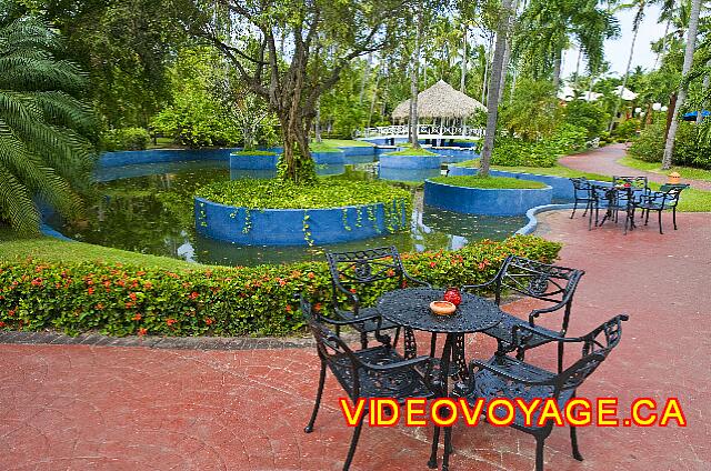 Republique Dominicaine Punta Cana Barcelo Dominican Devant le restaurant à la carte de cuisine Italienne, des tables près de l'étang et du Gazebo pour les mariages.