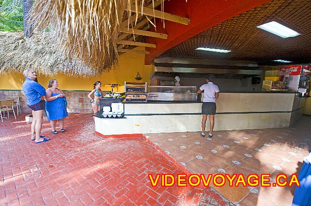 Republique Dominicaine Punta Cana Barcelo Dominican Un restaurant snack bar près de la piscine principale.