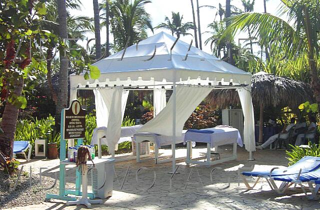 Republique Dominicaine Punta Cana Paradisus Punta Cana Una carpa de masajes cerca de la piscina. También puede ir a la SPA.