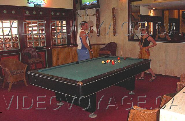 Republique Dominicaine Punta Cana Paradisus Punta Cana A pool table is in the Fun Club bar. The Fun Club open later in the evening for adults, so this table is inaccessible day.