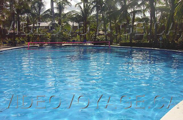 Republique Dominicaine Punta Cana Paradisus Punta Cana Una red de voleibol en la piscina.