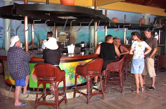Republique Dominicaine Punta Cana Paradisus Punta Cana Le bar Hybiscus est peu fréquenté, n'étant pas à un endroit stratégique. Il se trouve dans un couloir en avant du buffet Hybiscus et du restaurant Albufera.