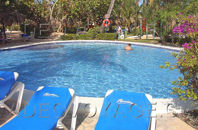 Republique Dominicaine Punta Cana Paradisus Punta Cana De nombreuses chaises sont disponible autour de la piscine.