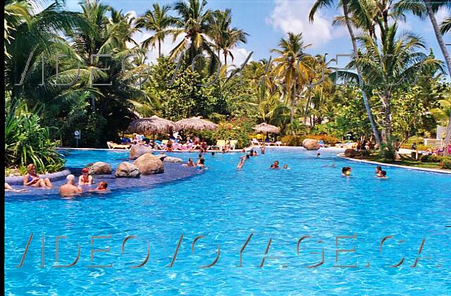 Republique Dominicaine Punta Cana Paradisus Punta Cana Le centre de la piscine possède un plateau moins profond pour se coucher dans l'eau et bronzer.