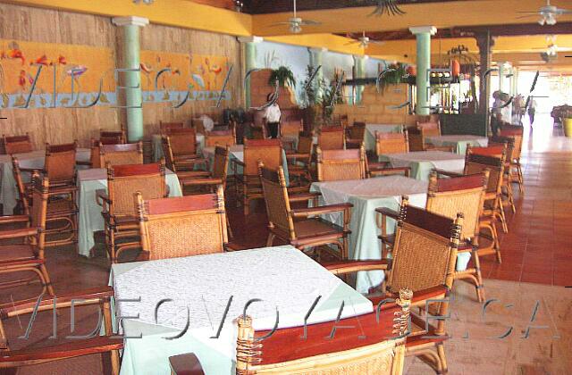 Republique Dominicaine Punta Cana Paradisus Punta Cana Buffet Hysbiscus El comedor es grande, pero dividido en secciones más pequeñas.