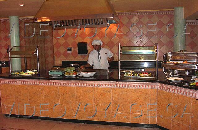 Republique Dominicaine Punta Cana Paradisus Punta Cana Buffet Buffet Hybiscus está dentro de una habitación con aire acondicionado. El personal es numeroso.