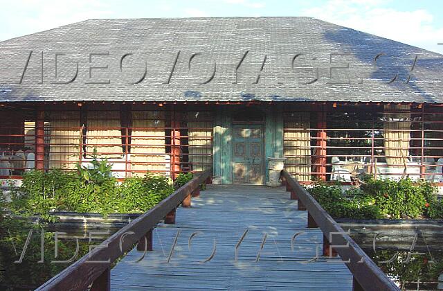 Republique Dominicaine Punta Cana Paradisus Punta Cana El Romantico restaurant is almost completely surrounded by water. To access the main entrance you should pass on a small bridge.