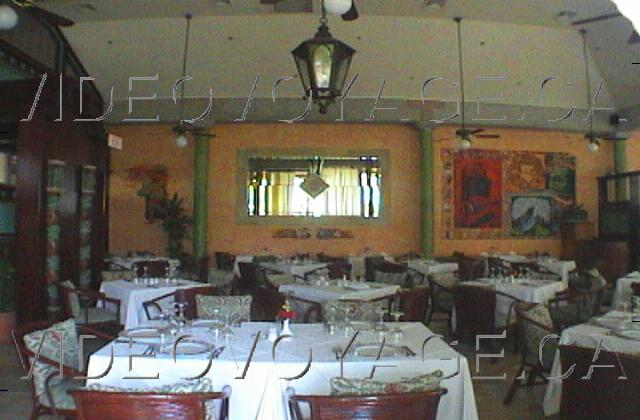 Republique Dominicaine Punta Cana Paradisus Punta Cana The interior of the Mexican restaurant. This restaurant is near the lobby, there is a distance of 600 meters to go. But fortunately, there is a shuttle service between the beach and the reception.