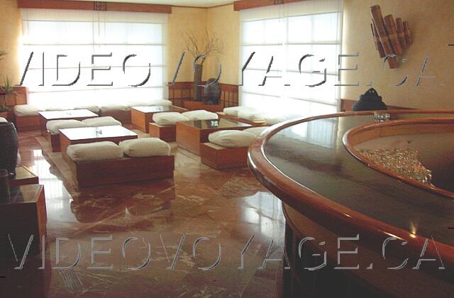 Republique Dominicaine Punta Cana Paradisus Punta Cana The Japanese restaurant waiting room gives the impression of being in another world.