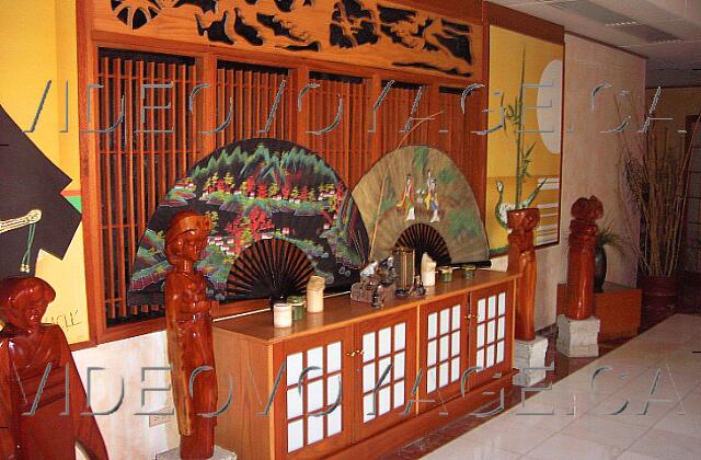 Republique Dominicaine Punta Cana Paradisus Punta Cana The entrance to the Japanese restaurant is well decorated.
