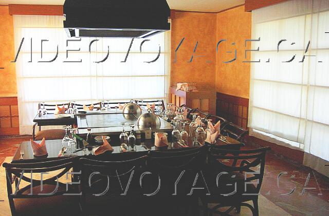 Republique Dominicaine Punta Cana Paradisus Punta Cana A cooktops with the seats all around. Customers love this type of dinner.