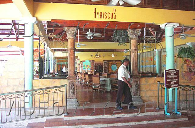 Republique Dominicaine Punta Cana Paradisus Punta Cana El buffet Hybiscus. El buffet principal es bastante cerca del La Palapa, pero Hybiscus buffet ofrece una gran variedad de platos. El día que este restaurante es menos popular porque los clientes prefieren comer en la terraza al aire libre en la playa.