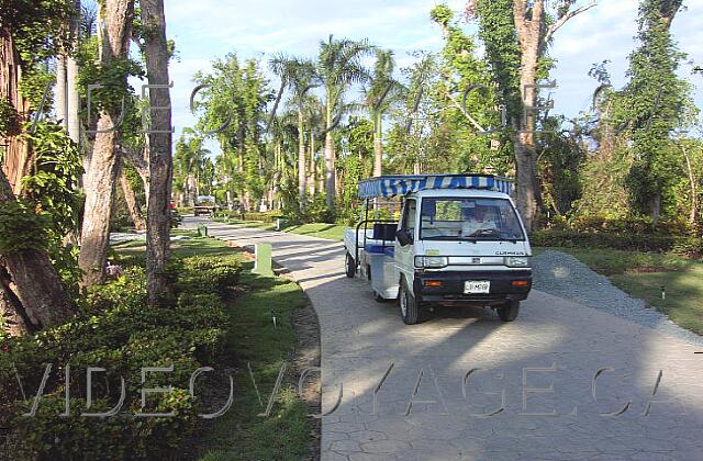 Republique Dominicaine Punta Cana Paradisus Punta Cana La réception est séparée du reste du site par  un parc écologique.  Un service de navette est disponible pour les clients.