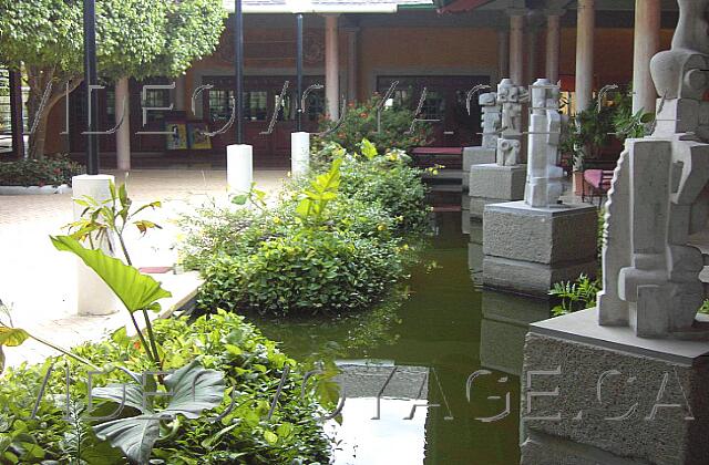 Republique Dominicaine Punta Cana Paradisus Punta Cana La végétation, les étangs d'eau et statues sont omniprésents.