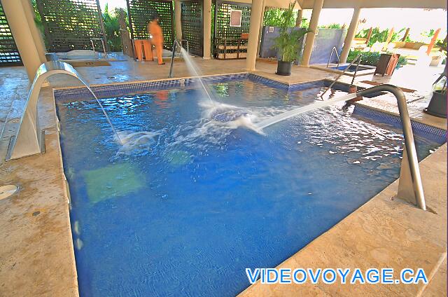 République Dominicaine Punta Cana Paradisus Palma Real Con diferentes tipos de chorros de agua en la piscina.