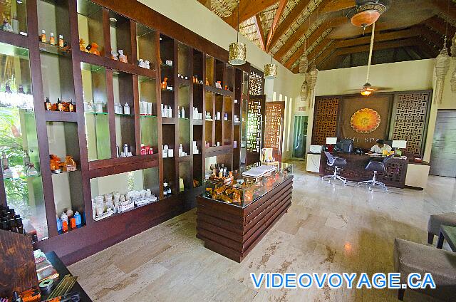 République Dominicaine Punta Cana Paradisus Palma Real Usted puede comprar varios productos de cuidado personal en la entrada de la SPA.