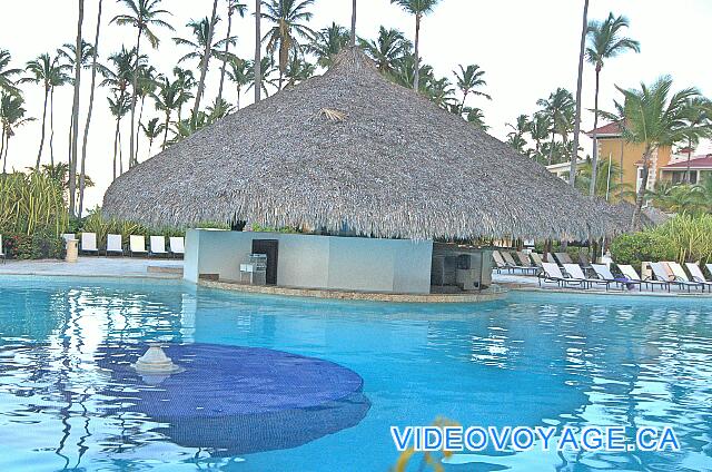 République Dominicaine Punta Cana Paradisus Palma Real El bar de la piscina con varios escaños en la piscina.