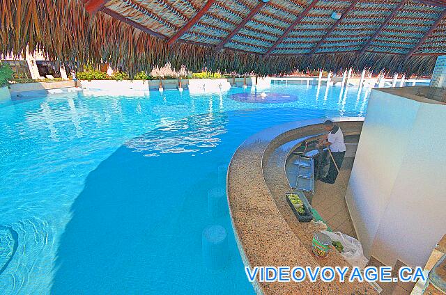 République Dominicaine Punta Cana Paradisus Palma Real El bar de la piscina con varios escaños en la piscina.