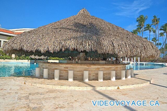 République Dominicaine Punta Cana Paradisus Palma Real El bar de la piscina con un contador para los huéspedes a la playa.