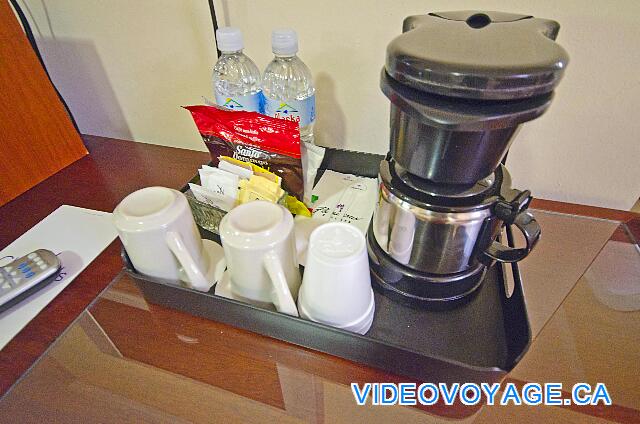 République Dominicaine Punta Cana Paradisus Palma Real A coffee maker with cups, sugar and coffee.