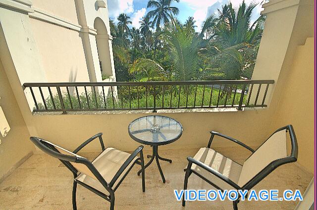 République Dominicaine Punta Cana Paradisus Palma Real A medium size balcony with chairs and a table.