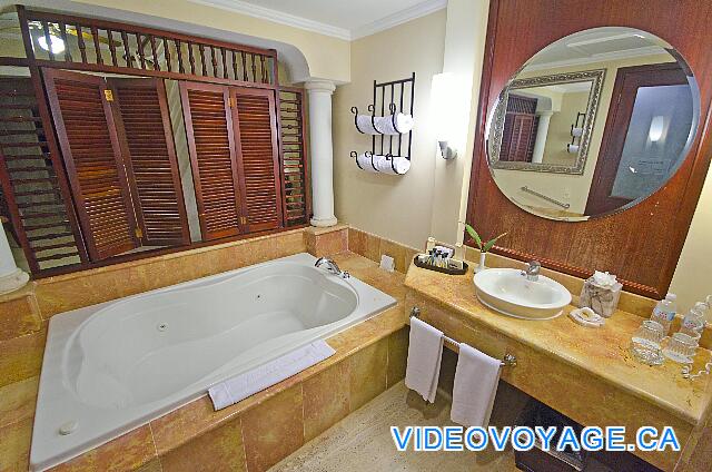 République Dominicaine Punta Cana Paradisus Palma Real The bathroom with a whirlpool bathtub big enough for two.