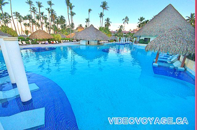 République Dominicaine Punta Cana Paradisus Palma Real Avec plusieurs chaises longues dans la piscine.