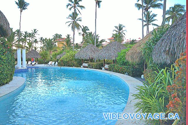 République Dominicaine Punta Cana Paradisus Palma Real Plusieurs lits sur la terrasse de la piscine de cette section.