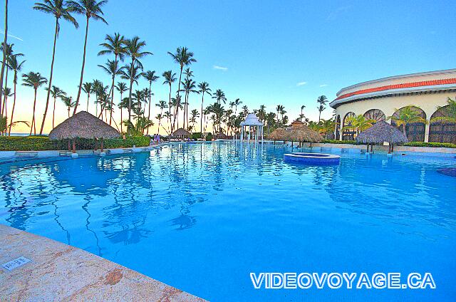 République Dominicaine Punta Cana Paradisus Palma Real La piscina principal es bastante grande, pero menos popular.