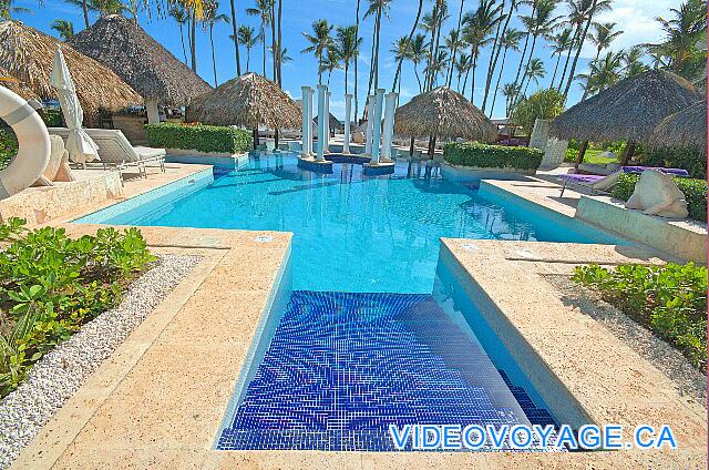 République Dominicaine Punta Cana Paradisus Palma Real A swimming pool with few customers assigned to customers in the Royal section.