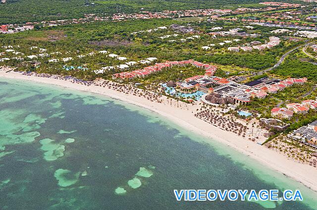 République Dominicaine Punta Cana Paradisus Palma Real On the beach of the neighboring hotel, which is in the same hotel chain, there is less algae in the sea.