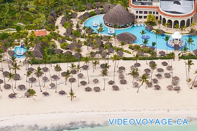 République Dominicaine Punta Cana Paradisus Palma Real The palapas and loungers are concentrated on the south side, closer to the pool bar.