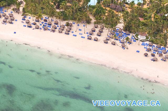 République Dominicaine Punta Cana Paradisus Palma Real Some bathers in the sea before the Melia Hotel, can be customers of Paradisus?