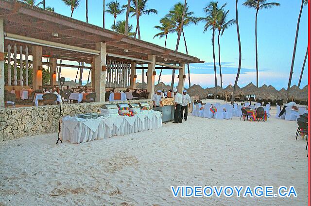 République Dominicaine Punta Cana Paradisus Palma Real Dans une ambiance détendu, sur la plage, le buffet à l'extérieur vous permet de connaître une expérience différente.