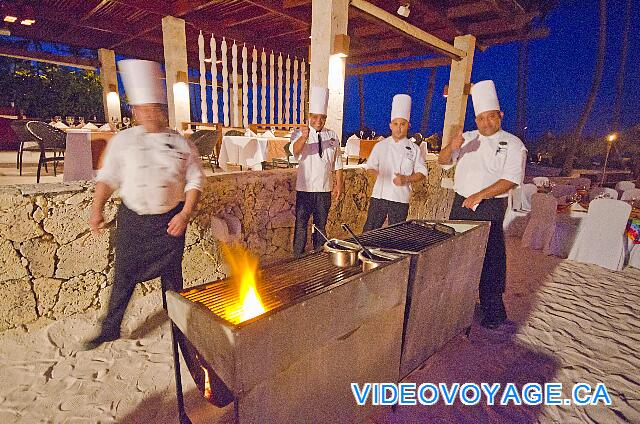 République Dominicaine Punta Cana Paradisus Palma Real Des grillades supervisé par plusieurs cuisiniers...