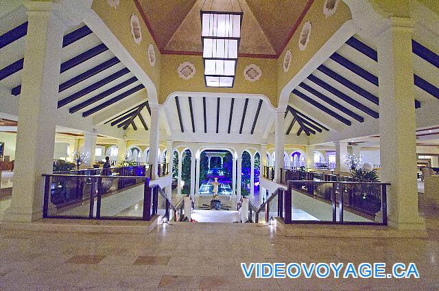 République Dominicaine Punta Cana Paradisus Palma Real El Lobby por la noche, la recepción a la izquierda, la derecha Lobby Bar, la escalera en el centro para acceder al restaurante.