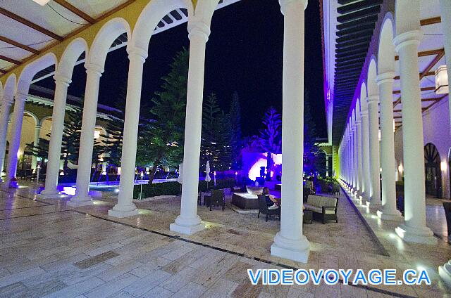 République Dominicaine Punta Cana Paradisus Palma Real Avec des musiciens sur la terrasse le soir.