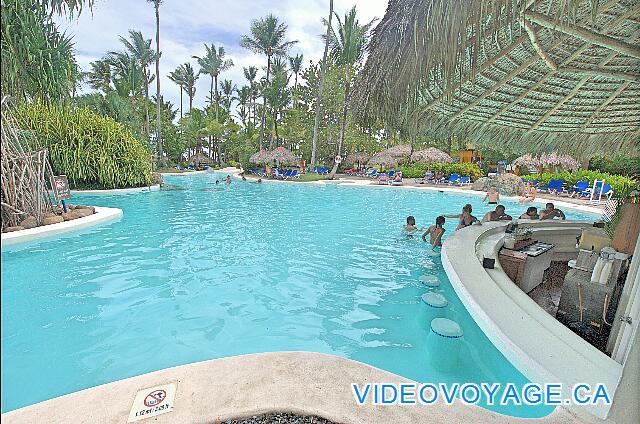 République Dominicaine Punta Cana Bávaro Princess All Suites Resort Con varios escaños en la piscina.