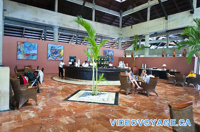 République Dominicaine Punta Cana Bávaro Princess All Suites Resort Un assez grand bar, plusieurs tables autour du bar.