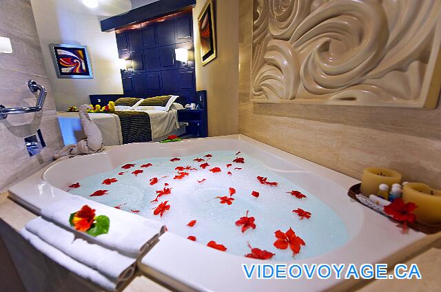 République Dominicaine Punta Cana Bávaro Princess All Suites Resort El jacuzzi accesible por el dormitorio o el pasillo que accede al baño de dormitorio.