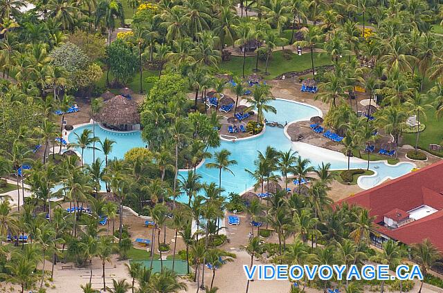 République Dominicaine Punta Cana Bávaro Princess All Suites Resort Une vue aérienne de la piscine principale qui est de moyenne dimension.