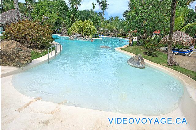 République Dominicaine Punta Cana Bávaro Princess All Suites Resort Another entry in the pool with a gentle slope and a ramp.